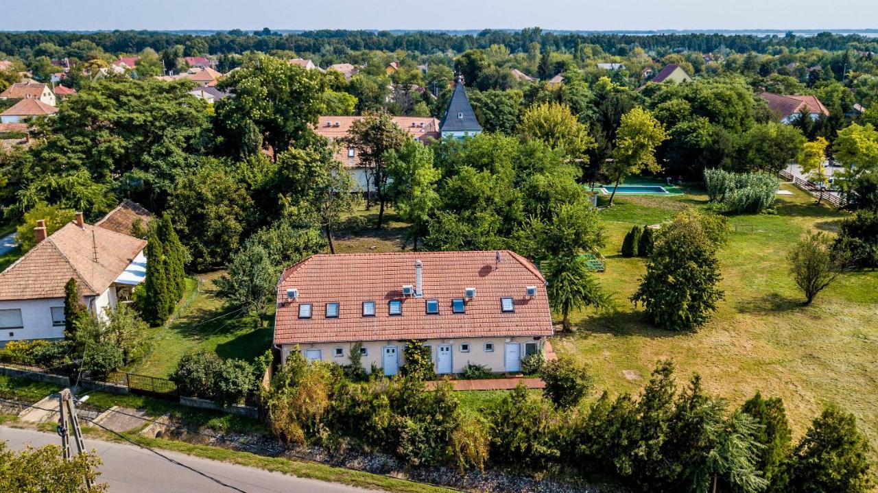 Herczeg Udvarhaz Poroszlo Exterior photo