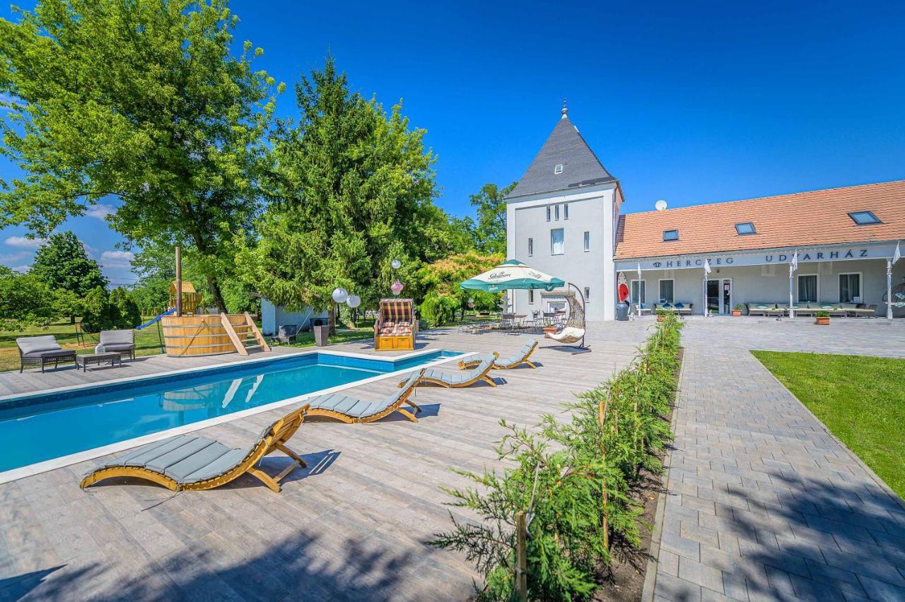 Herczeg Udvarhaz Poroszlo Exterior photo