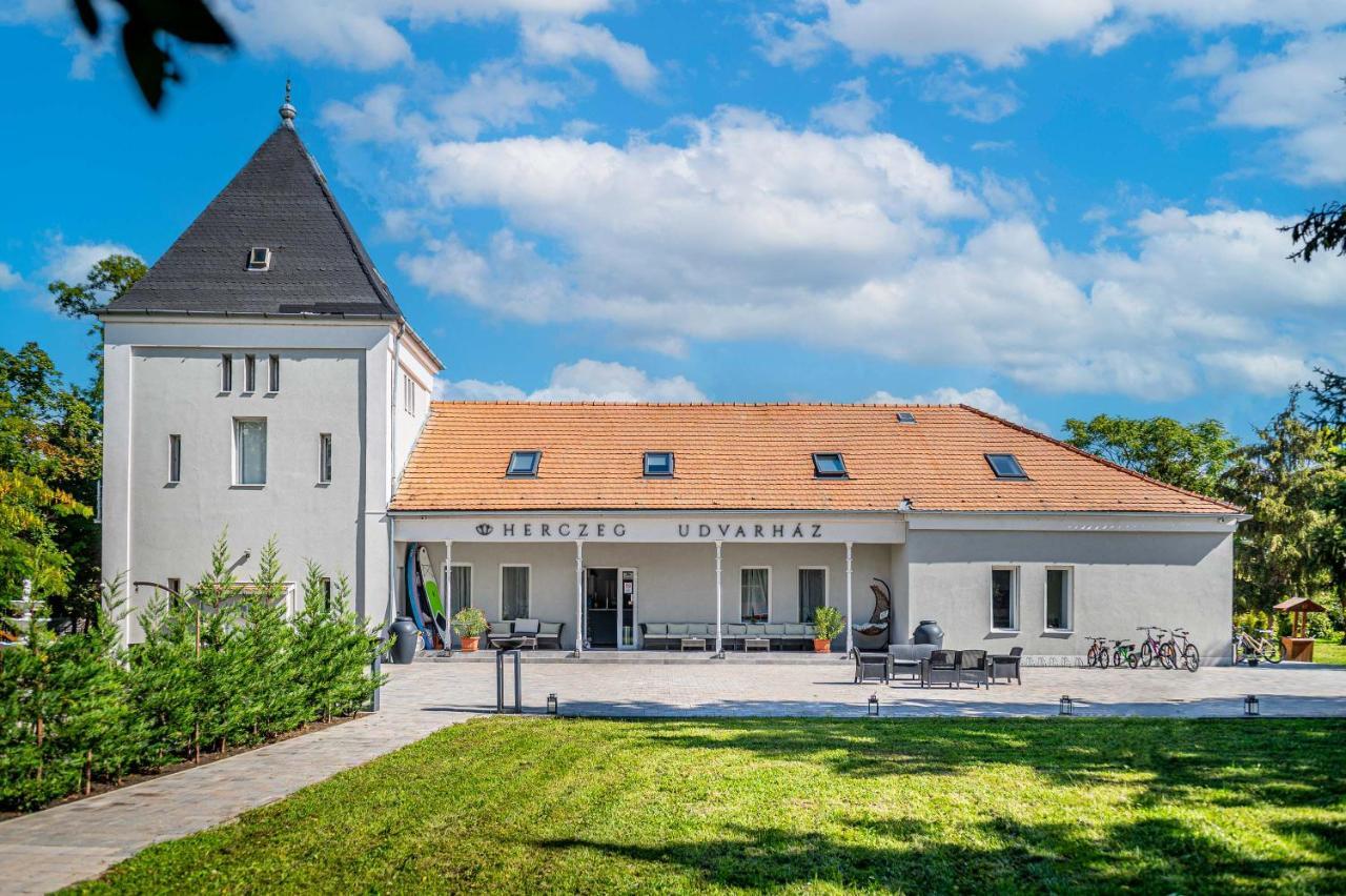 Herczeg Udvarhaz Poroszlo Exterior photo