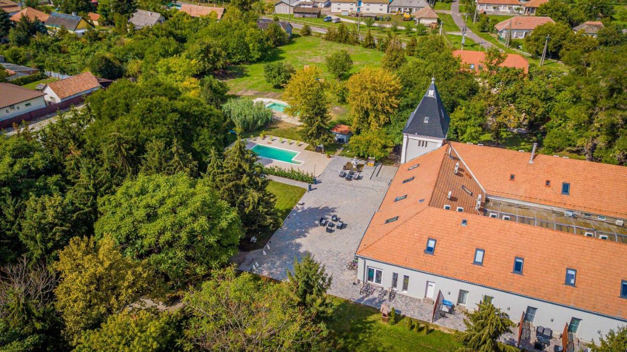 Herczeg Udvarhaz Poroszlo Exterior photo