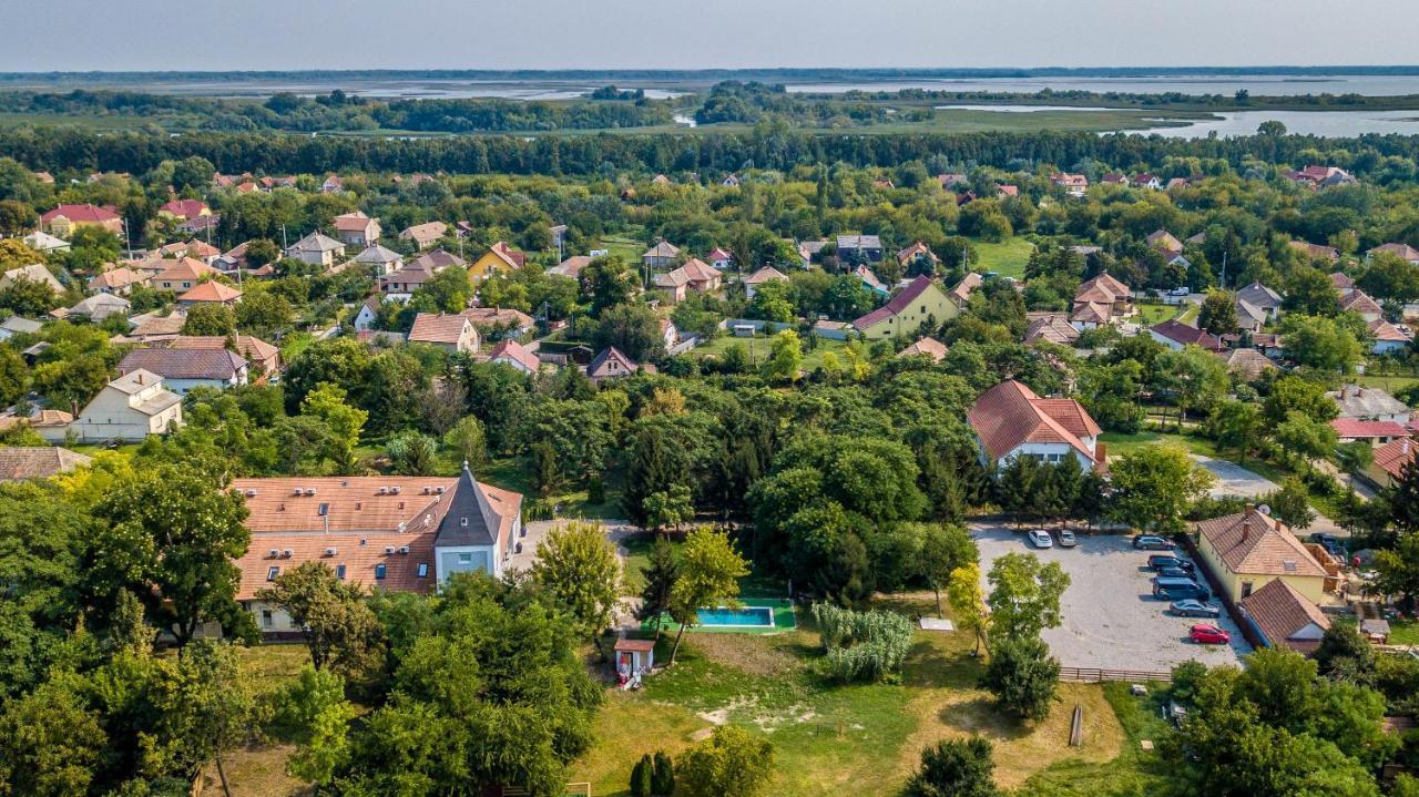 Herczeg Udvarhaz Poroszlo Exterior photo